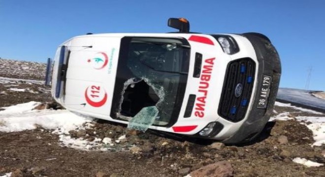 Ambulans takla attı: 3 yaralı