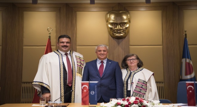 Anadolu Üniversitesi Rektörü Çomaklı görevi devraldı