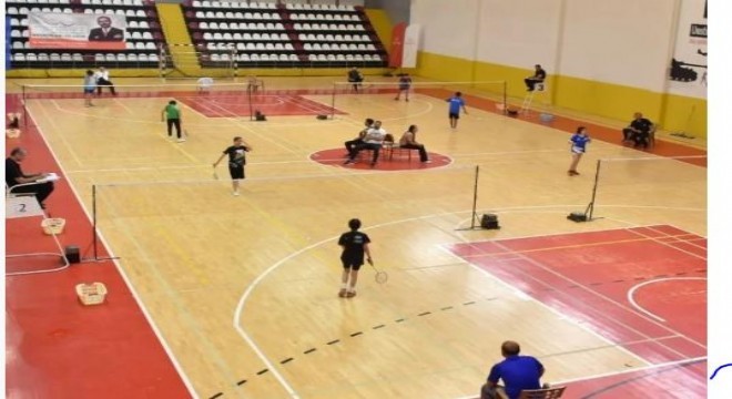 Analig badminton çeyrek finalleri  başladı