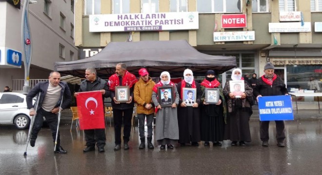 Annelerden yağmur altında evlat nöbeti