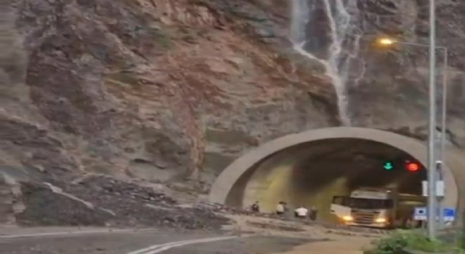 Artvin - Erzurum yolunda heyelan