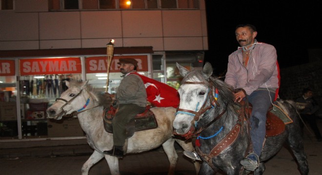 Atlar eşliğinde meşaleli Cumhuriyet yürüyüşü