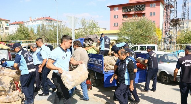 Aziziye’de işportacı operasyonu