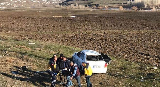 Ağrı yolunda otomobil şarampole uçtu: 2 yaralı