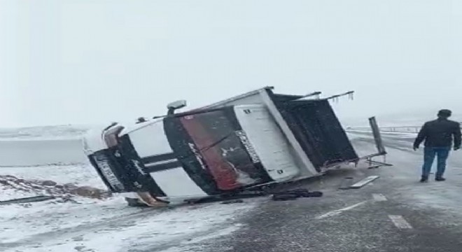 Bingöl yolunda kamyonet devrildi: 2 yaralı