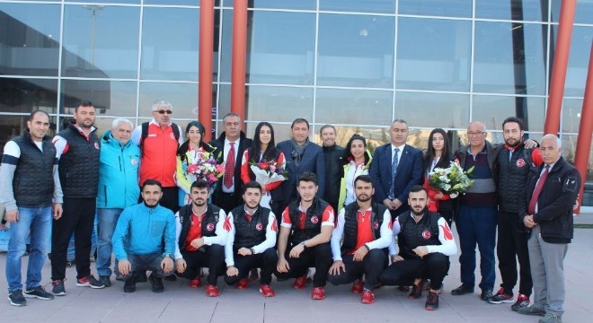 Curling Milli Takımı na coşkulu karşılama