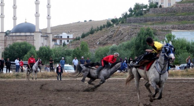 Dede Korkut a hürmette yarıştılar