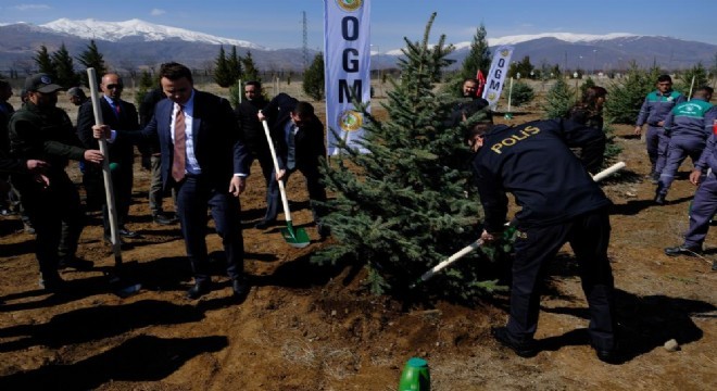 Deprem şehitleri anısına fidanlar toprakla buluştu