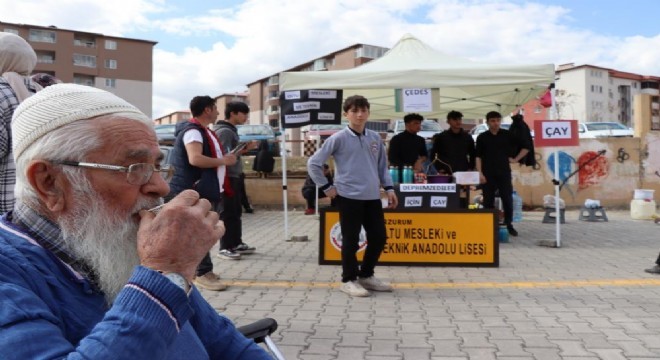 Depremzedelere destek için pazarda çay sattılar