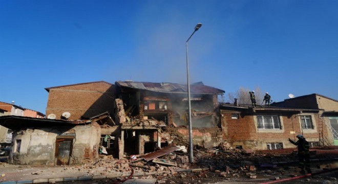 Doğalgaz patlaması: 2 ev çöktü, 1 yaralı