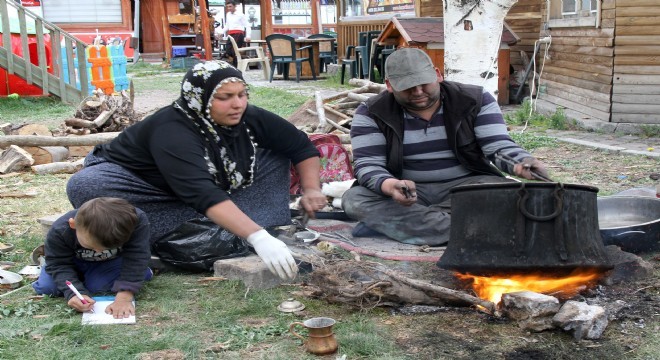 Ekmek parası için köy köy geziyor