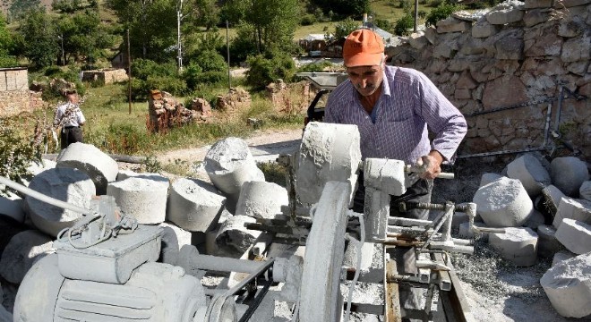 Ekmeğini taştan çıkarıyor