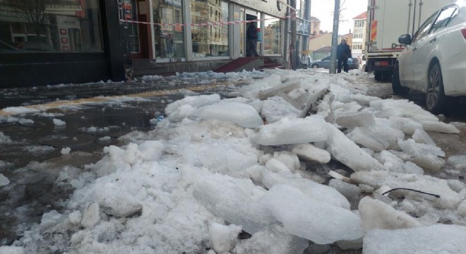 Erzurum'da buz kütleleri tehlike oluşturuyor