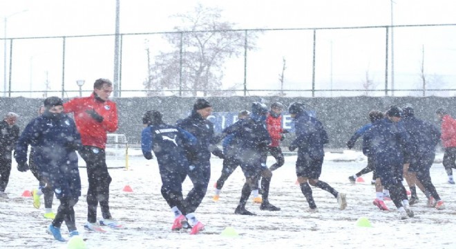 Erzurumspor kar altında çalıştı