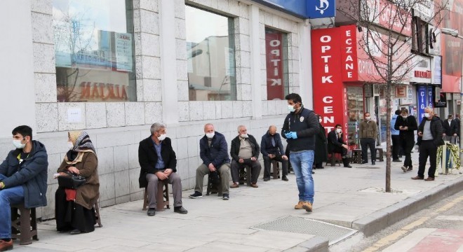 Erzurum’da denetim ve maske dağıtımı devam ediyor