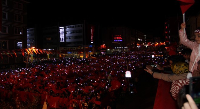 Erzurum’da yağmur altında demokrasi nöbeti