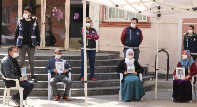 Evlat nöbetindeki aileleri korona virüs de yıldıramadı