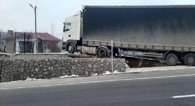 Freni boşalan tır istinat duvarına çıkarak durdu