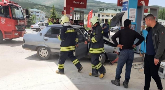 Freni patlayan otomobil akaryakıt istasyonuna girdi