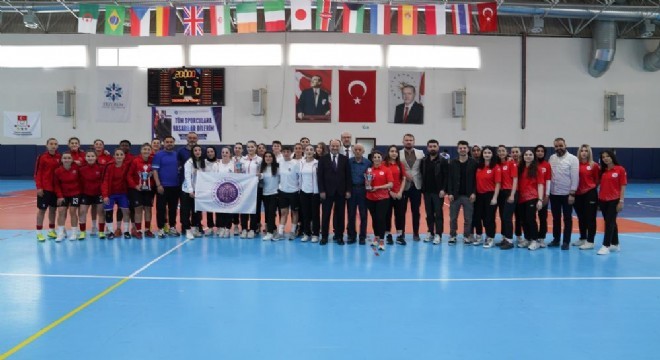 Futsal kadınlarda Gümüşhane şampiyon