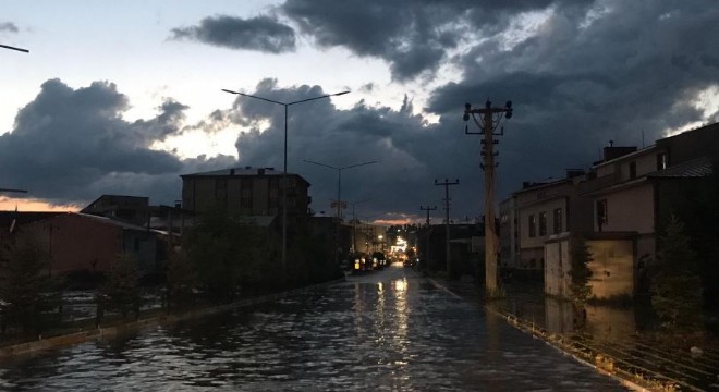 Horasan’da sağanak su baskınına dönüştü