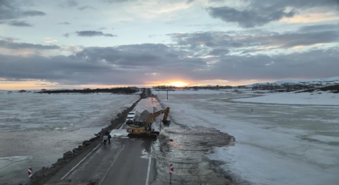 Karayazı da gölet taştı, yol ulaşıma kapatıldı