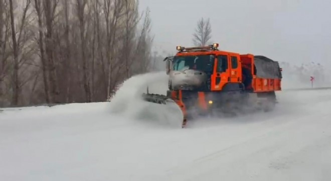 Karayolları ekipleri gece gündüz sahada