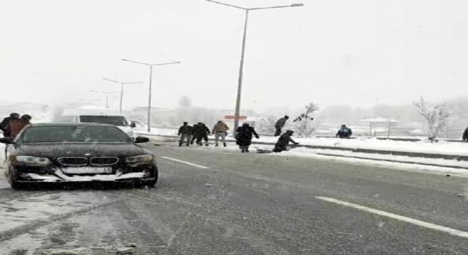 Kaçak göçmen taşıyan kamyonet kaza yaptı; 5 yaralı