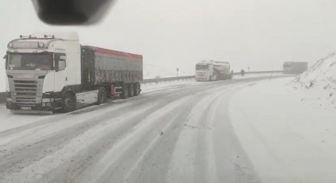 Kop Geçidi nde kar ve tipi ulaşımı zorlaştırdı