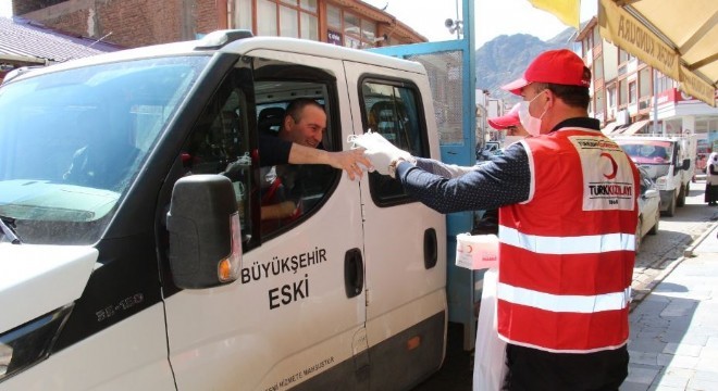 Kızılay maske ve dezenfekten dağıttı