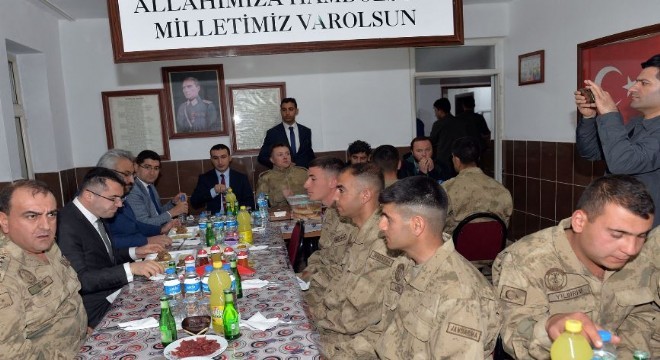 Memiş Mehmetçik’in sofrasında iftar açtı