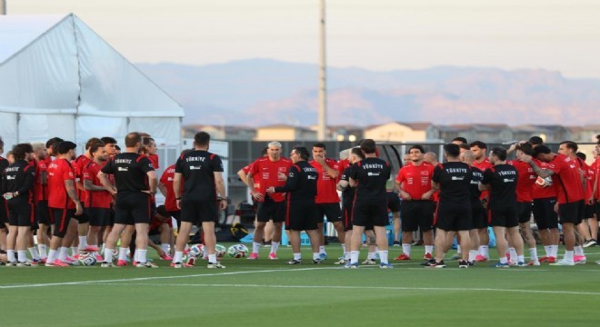 Milli Futbol Takımı antrenmanını taraftara açık yaptı