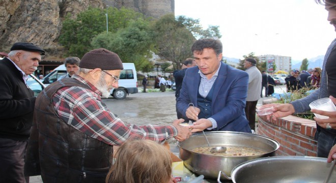 Oltu Kale Meydanında aşure ikramı