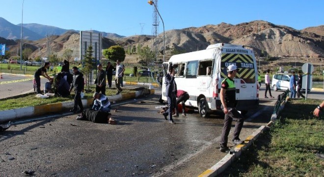 Oltu da kamyonla öğrenci servisi çarpıştı: 3 yaralı