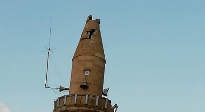 Olur Merkez Camisi minaresine yıldırım düştü