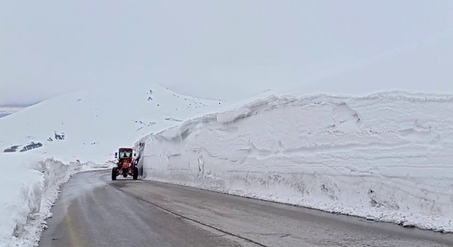 Palandöken Geçidi nde karla mücadele mesaisi