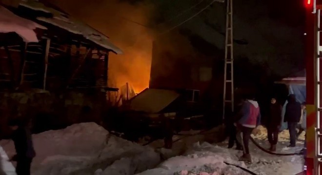 Pazaryolu Kumaşkaya’da yangın