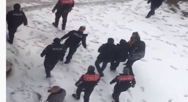 Polis genç kızı zor sakinleştirdi