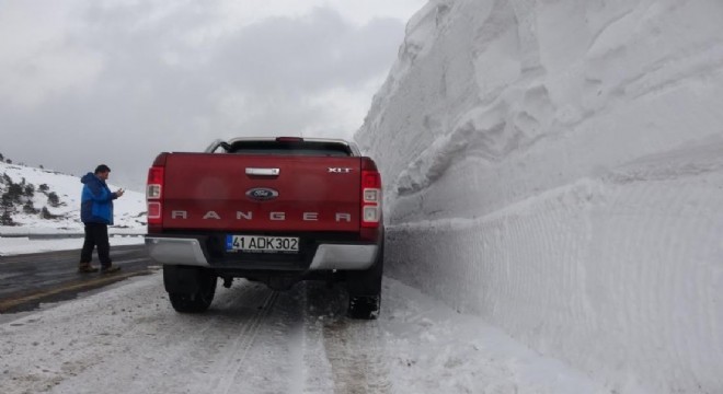 Sahara Geçidi nde 5 metrelik kar