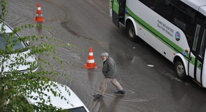 Sağanak yağış hayatı olumsuz etkiledi