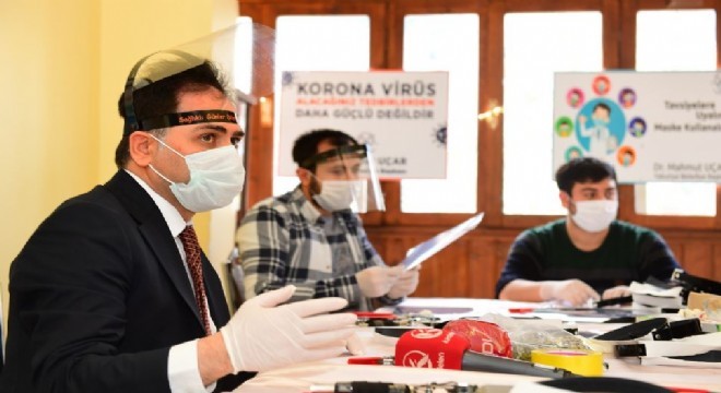 Sağlıkçı ve polisler için maske ürettiler