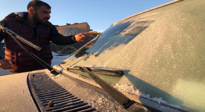 Soğuk hava araçların camlarını dondurdu