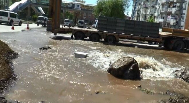 Su borusu patladı, yollar göle döndü