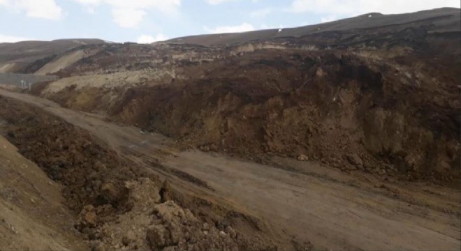 Taşkesen yolunda heyelan ulaşımı aksatıyor