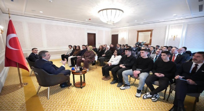 Tekin St. Petersburg'da Türk öğrencilerle buluştu