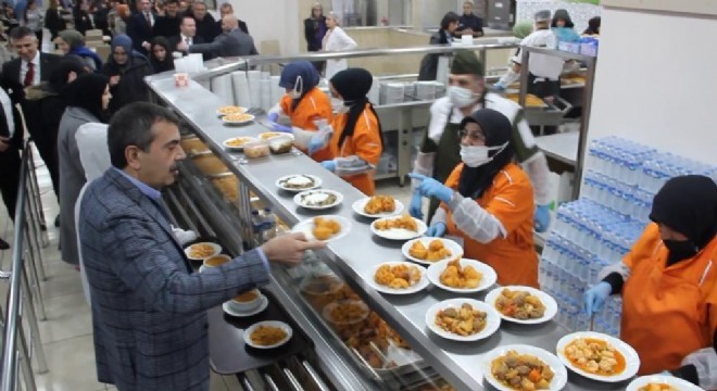 Tekin öğrencilerle iftar yaptı