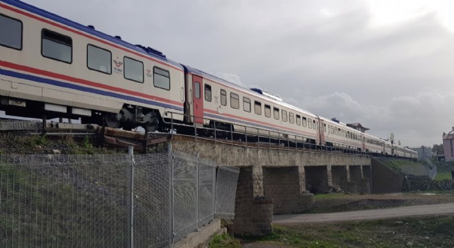 Tren raylarda kulaklıkla yürüyen genç kıza çarptı