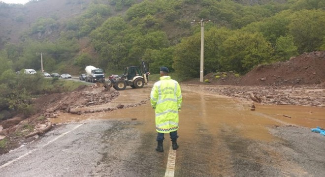 Tunceli-Erzincan karayolunda heyelan