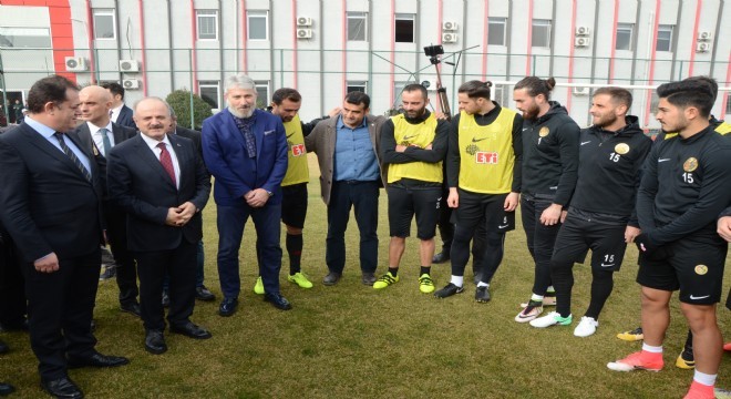 Vali Çakacak tan Eskişehirspor a moral ziyareti