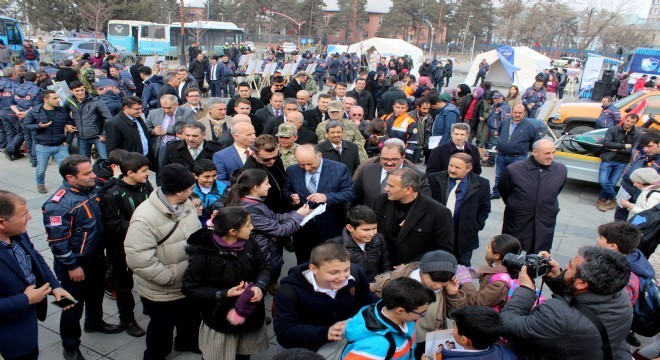 Validen imza alabilmek için yarıştılar